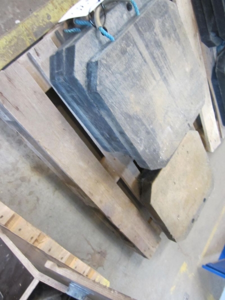 Pallet with 6 Plates for crane outriggers and the like, about 50x50x6 cm