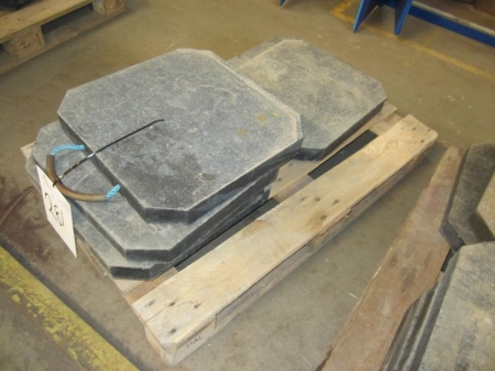 Pallet with 6 Plates for crane outriggers and the like, about 50x50x6 cm