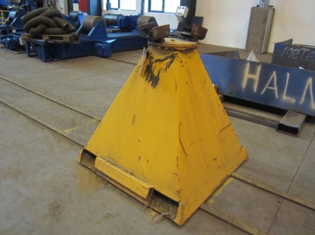 Pedestal for lifting beam or the like, can be moved with a forklift, height about 1.3 m