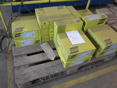 Pallet with rods: Esab AristoRod 12.63 Ø1.0 mm, 15 pk a 18 kg and pallet with steel grit blasting, Amasteel HG25, 32 a rate of about 20 kg