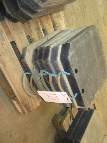 6 x footrests in fiber to the crane outriggers or the like, about 50x50x6 cm, with handles (file photo)