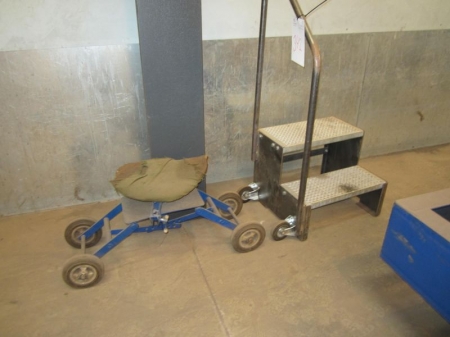 Trappe med gelænder og hjul samt arbejdsstol