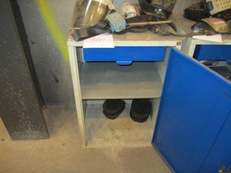 Steel cabinet with 1 door and content, welding helmet with fresh air system Adolfo, battery missing