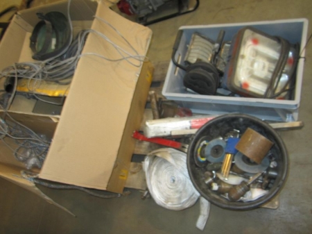 Pallet with two spotlights, tools, cables, Kjellberg spare parts etc.
