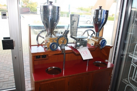 Kaffemølle, Gyro med 2 møller: type A2 med magasin + type 4. Monteret på bord, som medfølger. Længde 130 cm. - bredde 64 cm.