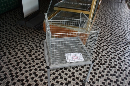 Truck with plate + wire basket. Dimension approximately 55 x 55 cm
