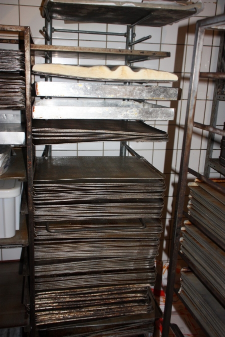 Plug carriage, approximately 28 baking sheets + about 120 perforated sheets