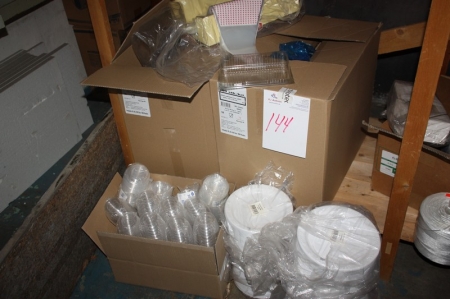 2 boxes of rouladebakker + peak bags + various disposable plastic service