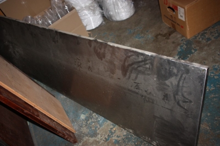 Stålbordplade, ca 270 x 50 cm + stålbordplade med hul til pølsekoger