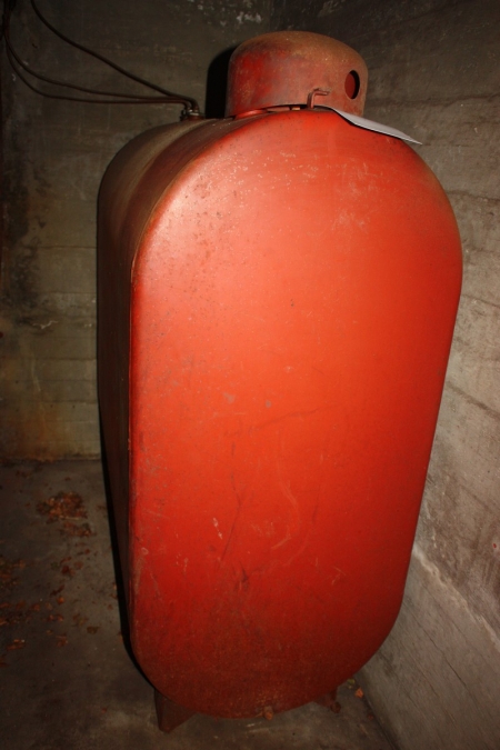 1500 liter oil tank containing approximately 150 liter