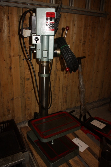 Drill press, Strands S68. Engine: 1400/2800 r / min. Spindle: 120-3600 r / min. Very good condition