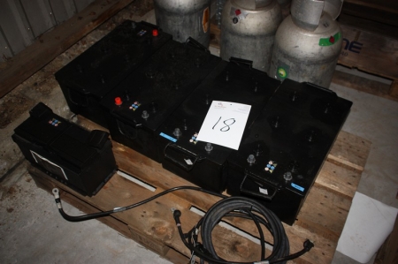 4 x akkumulatorer, Danbrit, type 322, 12V 230 H 1150A + akkumulator, 12 volt