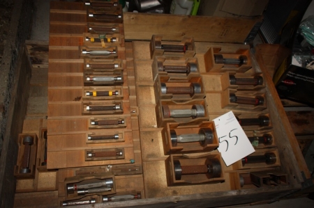 Pallet with measuring tool