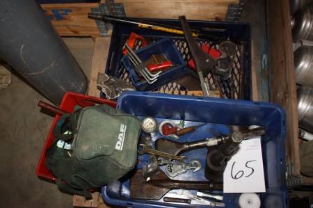Pallet with various hand tools and parts for truck + CO2 bottle