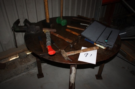 Svejseplan, ø115 cm med indhold, bl.a. hamre, mukkerter og økse + måleværktøj