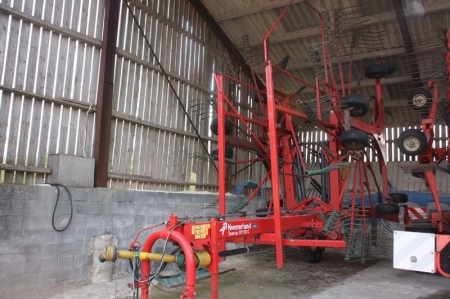 Single rotor rake, 11 meters, Kverneland. Year 2011. Tread pattern approx. 90%