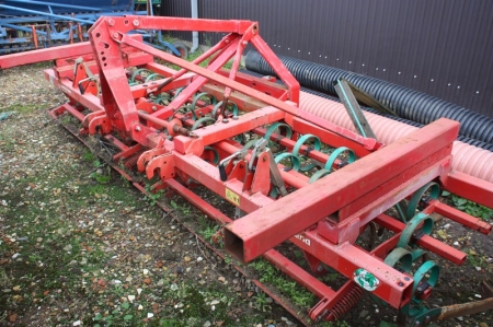 Harvester Kverneland Compact 4. Width about 4 meters. Can be mounted both back and front of the tractor.