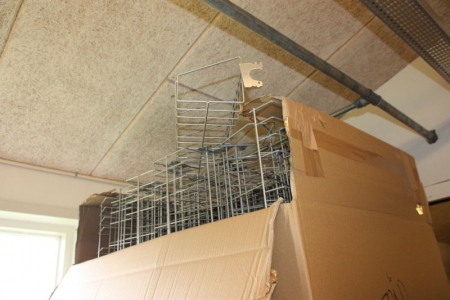Pallet box with wire shelves, width about 97 cm. Archive picture