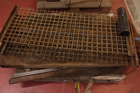 Assorted sieve for sorting: 2. of about 50 x 150 cm, 50 mm mesh. Steel + about 4 x wire sieve. Assorted sizes