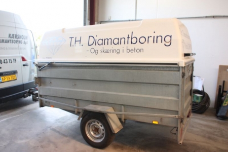 Trailer, Brenderup 99. Year 2002. T1000 / L620. Hardtop. Number: NU9154. License plate not included unless the re-registration occurs before the goods leave the auction site.
