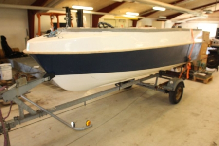 Glass fibre speedboat, app. 4,1 s 1,7 meter + outboard engine (engine has not been started, but there is compression)