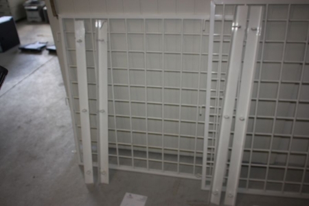 Schutzgitter mit Fensterbeschläge, Rahmenbreite: ca. 107 cm + Höhe: 108 cm