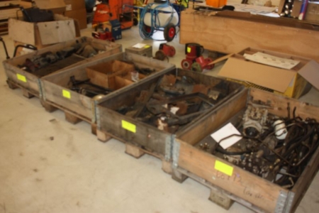 Parts of Bobcat skid steer / loaders, among others hydraulic parts. A total of 3 + box pallets, etc.