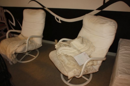 2 lænestole med hvidt stofbetræk