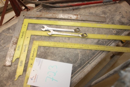 3 x Winkelmesser, 80 cm + Winkelmesser, ca. 50 cm + 2 Schraubenschlüssel, 19