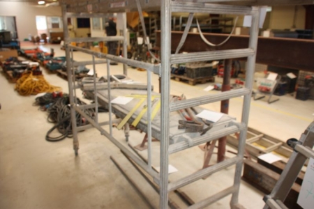Aluminium rolling scaffolding, foldable. 1 walkway around 125 x 60 cm. Height approximately 170 cm