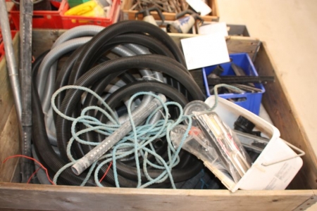 Pallet with various, including vacuum cleaner hoses and nozzles