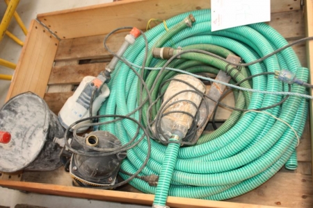 Pallet with three submersible pumps + flexible hose, etc.