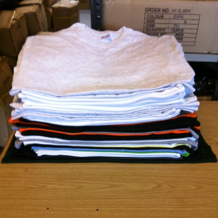 Firmatøj ungebraucht ohne Druck: 50 Stück. Assorted. Größen und Farben, T-Shirt, 100% Baumwolle gekämmte.