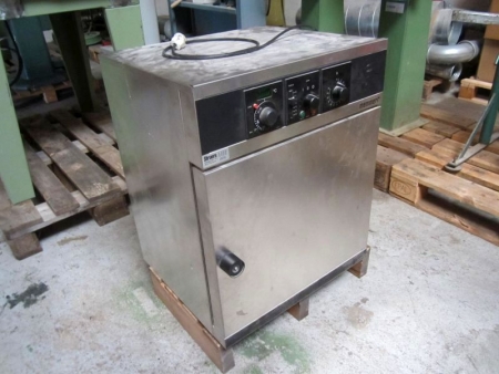 Drying oven, Memmert type UM 400, up to 220 degrees C, with timer and air dampers. Dimensions approximately 55x50xh67 cm