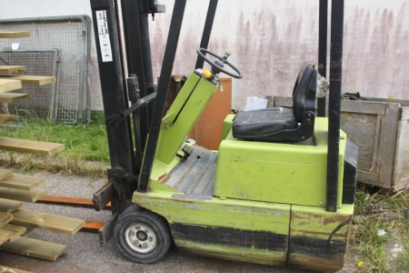 Electric forklift truck, Clarklift. Without battery / condition unknown. Type TMS 12S. SN: TM145-3764 GEF 5280.Max. 1250 kg. Lifting height approximately 2735 mm. Hour meter shows 8860