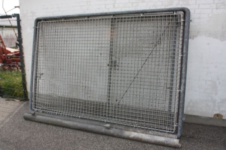Grid Gate 3 sections: dimension about height = 188 cm width = 280 cm. 2 posts of approx 266 cm, ø = 11 cm. Cover about width = 105 x height = 180 cm