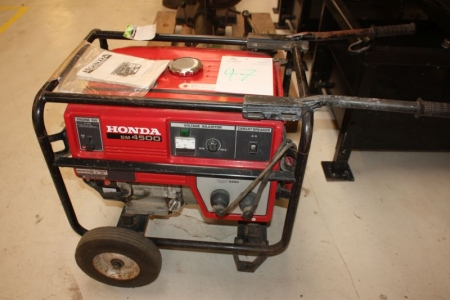 Petrol-powered generator on wheels. Engine: Honda EM4500. Outlet: 2 x 220 V + 12 volts. Tested OK