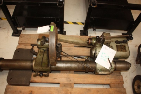 Drill press, Arboga, type E825. Dismantled on a pallet. R / M 2800/1400. Spindle speed: 100 - 2080 rpm. Bottom plate broken