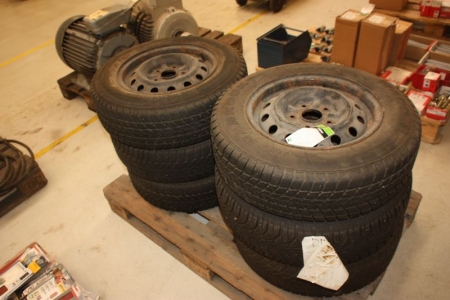 6 wheels with winter tires on steel rims. Tyre dimensions: 4 pcs. 185/70 R14. 2 pcs. 195/65 R15