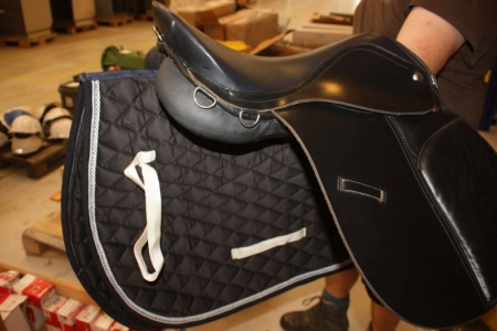 Pontaz jump saddle, black, unused + saddle blanket, unused. Combined Saddle. Practical allround saddle of genuine leather, saddle size 16 ". The saddle allows great freedom of movement to the horse while a good support for the rider. The saddle is well on