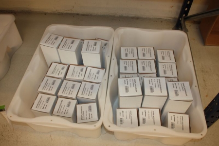 2 kasser spånpladeskruer, assorterede størrelser, bl.a. 4 x 40 mm, 4 x 70 mm, 5 x 60 mm, 5 x 70 mm
