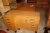 Verschiedene Büromöbel: Schreibtisch mit zwei Schubladen Sektionen + Unterschrank mit Tür + Hochregal mit Türen + 2 Fachböden mit Klappe + 4 Regal