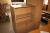 Verschiedene Büromöbel: Schreibtisch mit zwei Schubladen Sektionen + Unterschrank mit Tür + Hochregal mit Türen + 2 Fachböden mit Klappe + 4 Regal