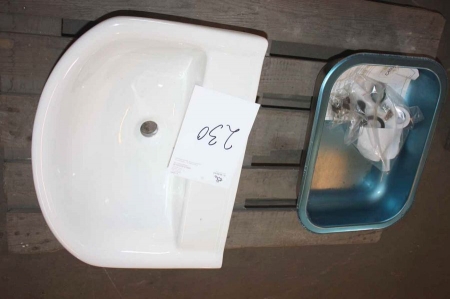 Porcelænshåndvask. Bredde= ca. 580cm. Dybde= ca. 450cm. + stålvask: Bredde=540 x dybde=410mm
