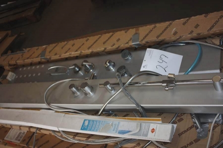 Palle med diverse udstyr for Svedbergs brusekabine
