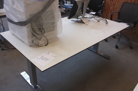 El hæve/sænke skrivebord med indbygget strømskinne