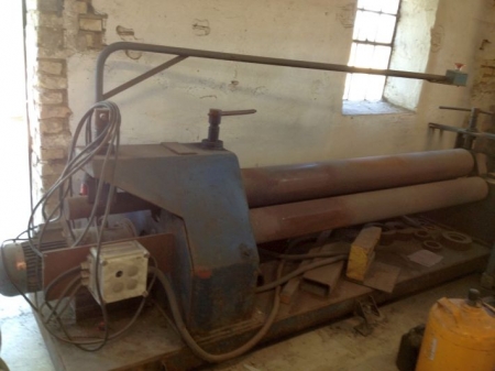 Roller, type VF112M4, 1400 rpm, 2000 mm width and 10 mm thickness. Profile iron roller in the end