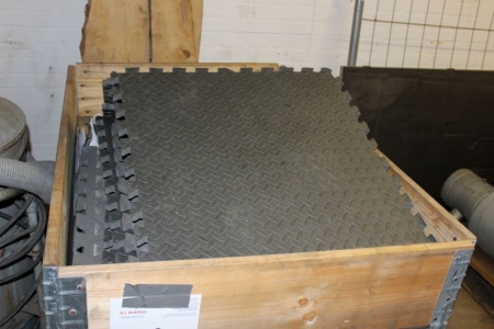Foam mats 50x50 cm. Pallet and frames are not included.