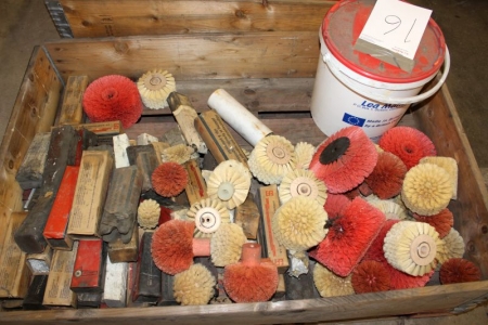 Polishing Brushes and bucket m. Polish. Pallet not included