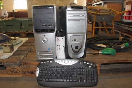 2 stationære PC'er + 1 tastatur